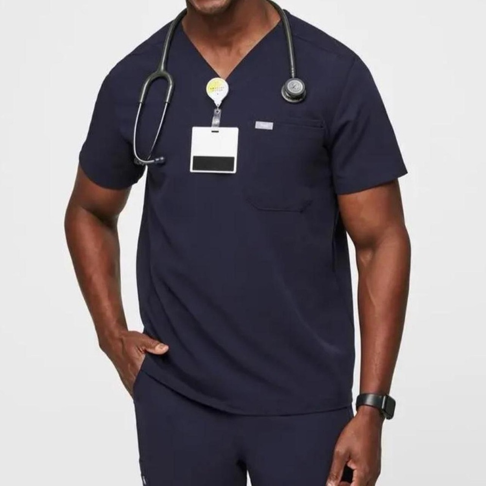 NWT FIGS Men’s Navy Leon Three-Pocket Scrub Top